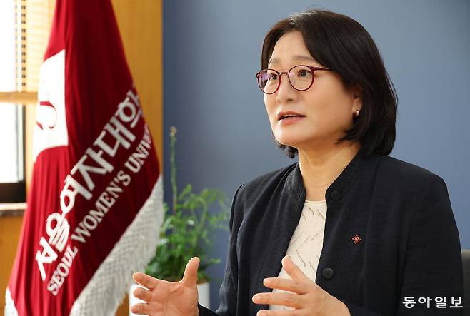 이윤선 서울여대 총장은 8일 본보 인터뷰에서 “인공지능(AI) 시대에 서울여대가 강조해 온 인간 중심 교육은 더 경쟁력이 있다”며 “AI를 통해 더 잘 배우고 그 능력을 사람과 사회를 위해 나누는 인재를 육성하겠다”고 밝혔다. 2001년 수도권 대학 최초로 정보보호학과를 신설한 서울여대는 올해 개교 65주년을 맞았다. 전영한 기자 scoopjyh@donga.com