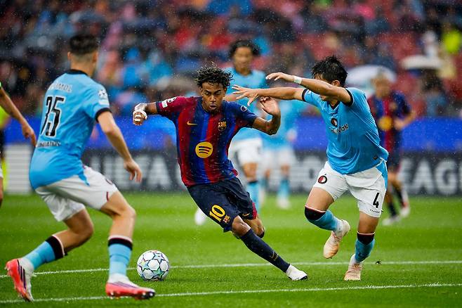 FC 바르셀로나의 라민 야말(가운데)이 9일 바르셀로나에서 열린 2026~27시즌 UEFA 챔피언스리그 리그 페이즈 1차전에서 페예노르트를 상대로 경기를 펼치고 있다. 바르셀로나=EPA 연합뉴스