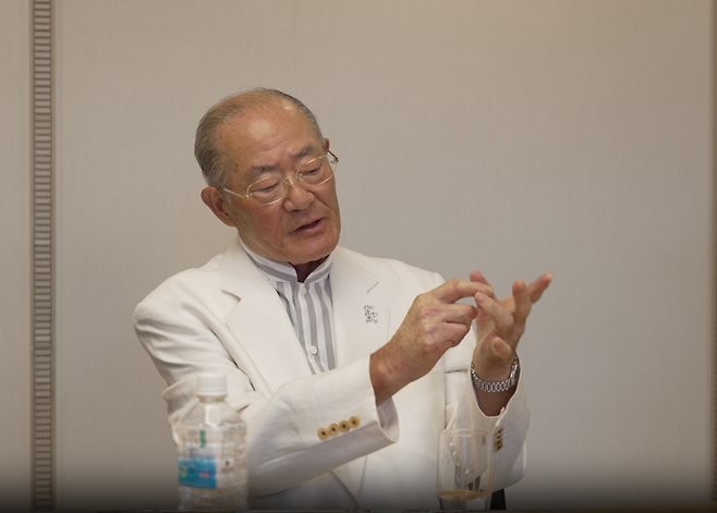 2023년 일간스포츠와 인터뷰하면서 자신의 굽은 손을 보여주는 장훈. IS 포토