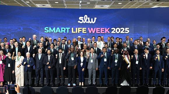 지난해 9월 30일 열린 '스마트라이프위크 2025(SLW 2025)' 개막식에서 오세훈 서울시장이 참석자들과 기념 촬영을 하고 있다. [사진=서울시]