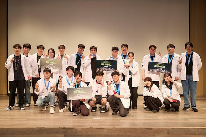 △ 오버워치 넥슨컵 1~3위 팀 수상자들의 단체 사진 ©NEXON