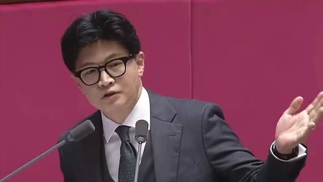 한동훈 무소속 의원이 오늘(10일) 국회 대정부질문에서 국무총리실 관계자의 행동을 두고 질의하고 있다. (국회방송)