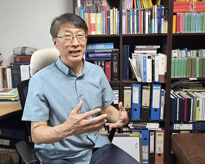 고대 그리스어 원전 완역본 『오뒷세이아』(민음사, 2022)를 번역한 서양고전학자 김기영 박사. 문소영 기자