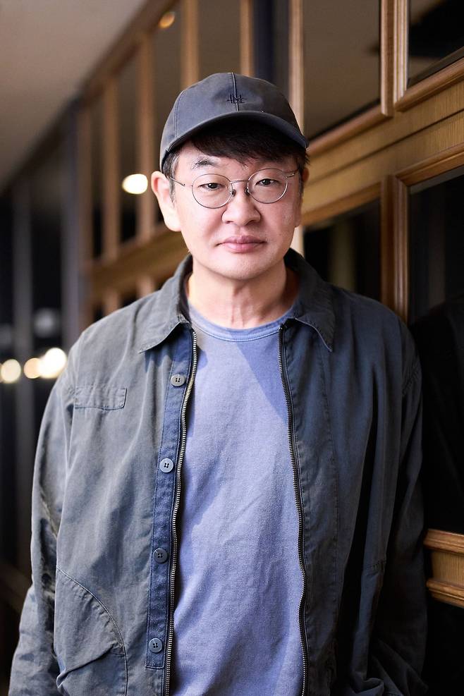 26일 개봉하는 영화 '암살자(들)' 연출한 허진호 감독. [사진 하이브미디어코프]