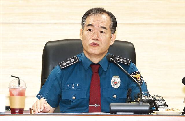 김종철 경찰청장 직무대행이 10일 개정 형사소송법을 시범운영한 서울 동대문경찰서를 찾아 현장 수사관들과의 간담회에서 발언하고 있다. 연합뉴스