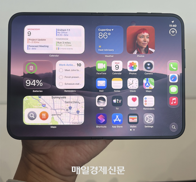 아이폰 듀오. 펼쳤을 때 7.6인치로 작은 아이패드를 들고 있는 느낌이 든다. [사진=원호섭 특파원]