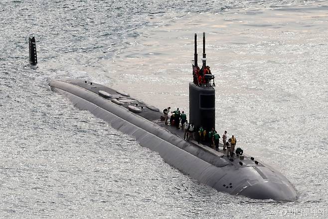 [부산=뉴시스] 미국 해군의 로스앤젤레스급(LA급) 공격형 핵추진 잠수함 '그린빌함'(SSN-772·6900t급)이 23일 오전 부산 남구 해군작전사령부 부산작전기지에 입항하고 있다.   길이 110m, 폭 10m, 승조원 140여 명인 이 잠수함은 토마호크 순항미사일 및 12개의 수직발사시스템(VLS), MK48 어뢰 및 4개의 발사관 등을 갖추고 있다. 2025.12.23. /사진=하경민