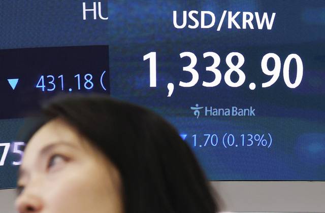 어느덧 1330원대 : 10일 오전 서울 중구 하나은행 본점 딜링룸에서 업무를 보는 직원 뒤편 현황판에 원·달러 환율이 나타나 있다. 이날 서울외환시장에서 원·달러 환율은 오전 10시 기준 1338.30원으로 전거래일 종가 대비 2.2원(약 0.16%) 올랐다. 연합뉴스