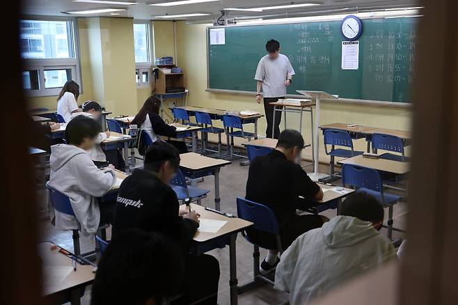 2027학년도 대학수학능력시험 9월 모의평가가 치러진 2일 서울 양천구 종로학원 본원에서 수험생들이 시험지 배부를 기다리고 있다.[연합]