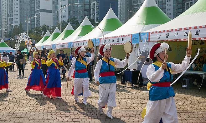 제25회 소래포구축제가 열린 해오름광장 일원에서 시민들이 프로그램을 즐기고 있다. 남동구 제공