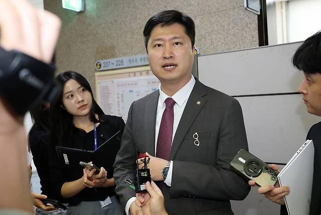 국민의힘 우재준 청년최고위원이 10일 국회에서 열린 최고위원회의를 마친 뒤 이석하며 기자들의 질의에 답하고 있다. ⓒ연합뉴스