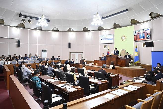 거제시의회가 9일 이태열 의원이 대표발의한 '삼성중공업·한화오션 부산 설계센터 확대 및 설계인력 추가 채용계획 전면 재검토 촉구 결의안'을 채택했다. ⓒ거제시의회 제공