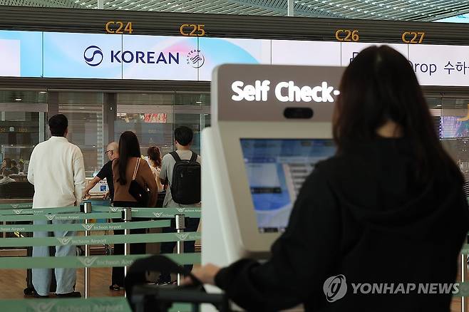 인천국제공항 대한항공 탑승수속 카운터 [연합뉴스 자료사진]
