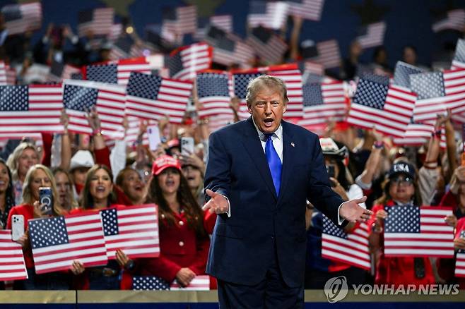 도널드 트럼프 미국 대통령 9일(현지시간) 미국 텍사스주 댈러스서 열린 공화당 중간선거 전당대회에서 도널드 트럼프 미국 대통령이 무대 위에서 제스처를 취하고 있다. [로이터=연합뉴스. 재판매 및 DB 금지]
