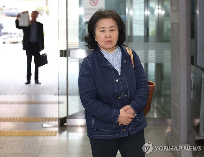증인 출석하는 김영선 전 의원 김영선 전 국민의힘 의원이 지난 4월 1일 서초동 서울중앙지법에서 열리는 오세훈 서울시장의 여론조사 대납 의혹 사건 1심 속행 공판에 증인신문을 위해 출석하고 있다.