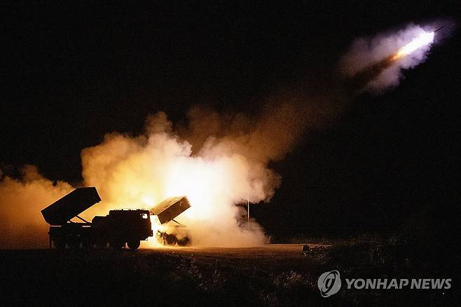 강원도 고성 일대에서 실시된 다련장로켓 천무 실사격 (서울=연합뉴스) 육군 1군단이 지난 17일 오후 강원도 고성 일대에서 동해상 표적지(육지에서 17km 이격)를 향해 130mm 로켓탄 천무 실사격을 실시하고 있다. 2024.10.18 [육군 제공. 재판매 및 DB 금지] photo@yna.co.kr