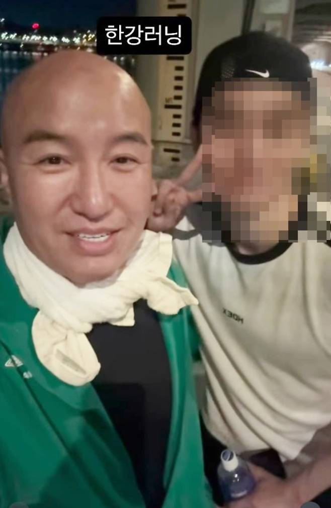 방송인 홍석천이 한강 러닝 중 의사 지인을 소개하고 있다. / 사진=홍석천 SNS