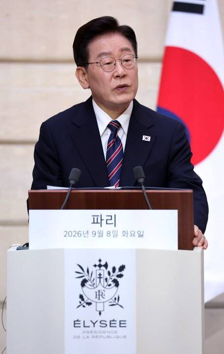 이재명 대통령이 8일(현지시간) 프랑스 파리 엘리제궁에서 에마뉘엘 마크롱 프랑스 대통령과 공동언론발표를 하고 있다. [연합뉴스 제공]
