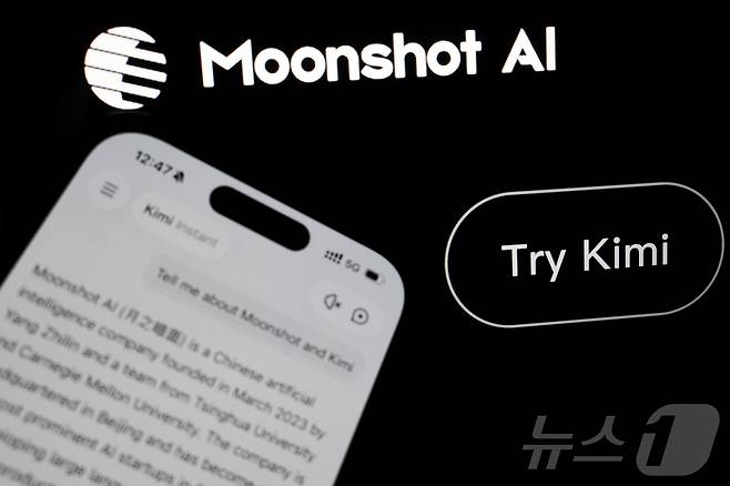 중국 인공지능(AI) 기업인 '문샷AI' 로고와 문샷AI가 개발한 AI 모델 키미 일러스트. <자료사진>. ⓒ 로이터=뉴스1