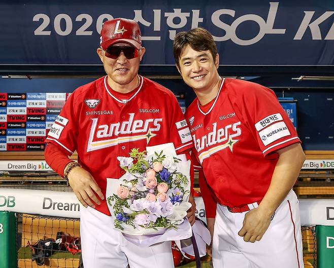 SSG 이숭용 감독(왼쪽)이 9일 서울 잠실구장에서 열린 2026 KBO리그 두산전에서 통산 200승을 거둔 뒤 김재환과 기념 촬영을 하고 있다. 사진 | SSG 랜더스