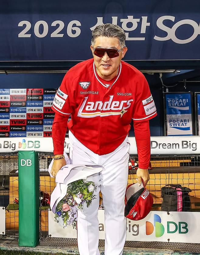 SSG 이숭용 감독이 9일 서울 잠실구장에서 열린 2026 KBO리그 두산전에서 통산 200승 고지를 밟은 뒤 관중들에게 인사하고 있다. 사진 | SSG 랜더스