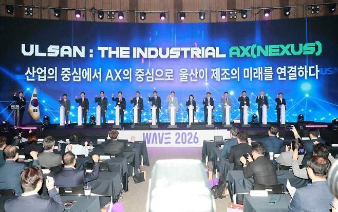 울산세계미래산업박람회(WAVE 2026) 개막식이 10일 울산전시컨벤션센터(UECO)에서 열린 가운데 김상욱 울산시장 등 내빈들이 기념촬영을 하고 있다. 2026.09.10 울산=뉴시스
