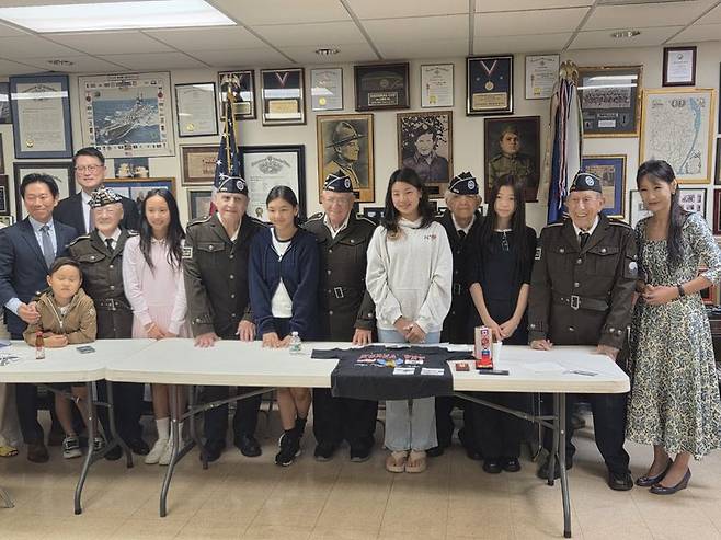 10)(현지시간) 미국 뉴저지 포트리 베테랑 회관에서 열린 한국전 참전 용사 군복 전달식에 참석한 참전 용사들과 한국에서 온 관게자들이 기념촬영을 하고 있다. 사진=이병철특파원