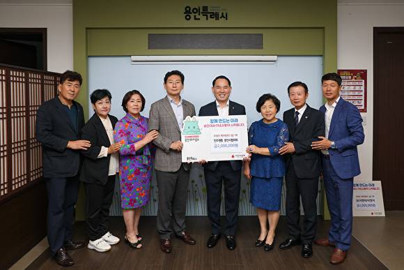 민주평통 용인시협의회는 지난 10일 북한이탈주민 돕기 성금 200만 원을 기탁했다. [사진=용인특례시]