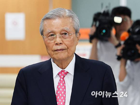 여론조사비 대납 의혹을 받는 오세훈 서울시장의 항소심 4차 공판이 열린 11일 오후 서울 서초구 서울고등법원에 김종인 전 국민의힘 비상대책위원장이 증인으로 출석하고 있다. 2026.09.11 [사진=사진공동취재단]