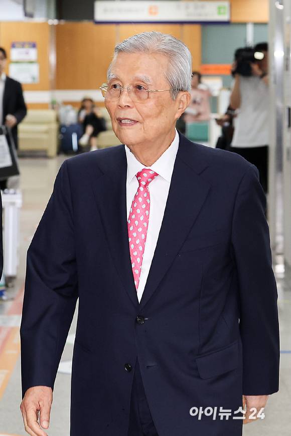 여론조사비 대납 의혹을 받는 오세훈 서울시장의 항소심 4차 공판이 열린 11일 오후 서울 서초구 서울고등법원에 김종인 전 국민의힘 비상대책위원장이 증인으로 출석하고 있다. 2026.09.11 [사진=사진공동취재단]