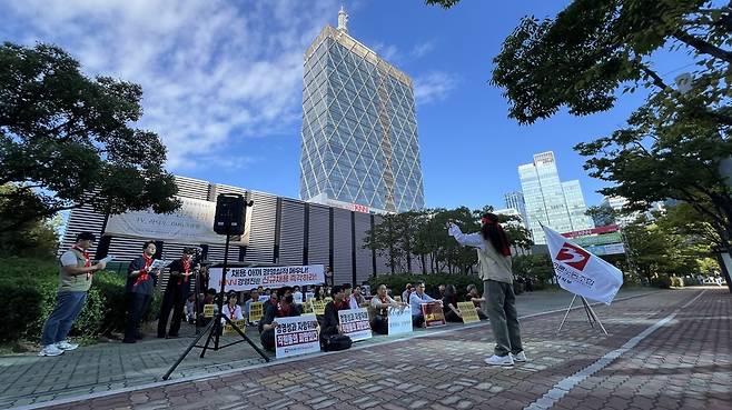전국언론노동조합 KNN지부는 10일 오전 부산 해운대구 센텀시티 KNN 사옥 앞 인도에서 신입사원 채용을 요구하는 집회를 열었다. 노조는 이날 아침 8시 집회에 50여명, 낮 12시 집회에 60여명이 참석했다고 밝혔다. /언론노조 KNN지부 제공
