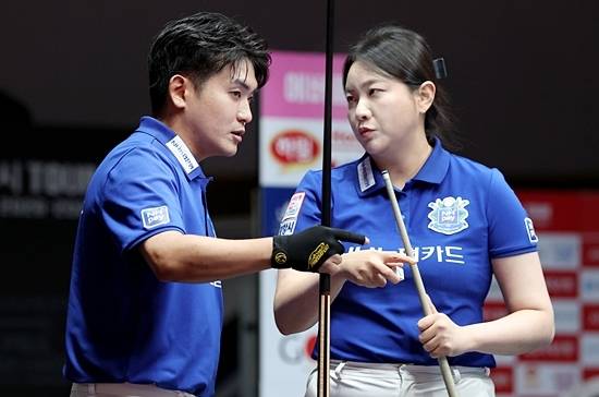 NH농협카드가 10일 경북 포항시에서 열린 ’웰컴저축은행 PBA팀리그 포항시투어 2026-2027’ 3라운드 첫날 휴온스를 물리쳤다. 김민아는 이날 복식 두 세트를 따내며 팀 승리를 이끌었다. 사진은 4세트(혼합복식)에서 오태준과 상의하고 있는 김민아. (사진=PBA)