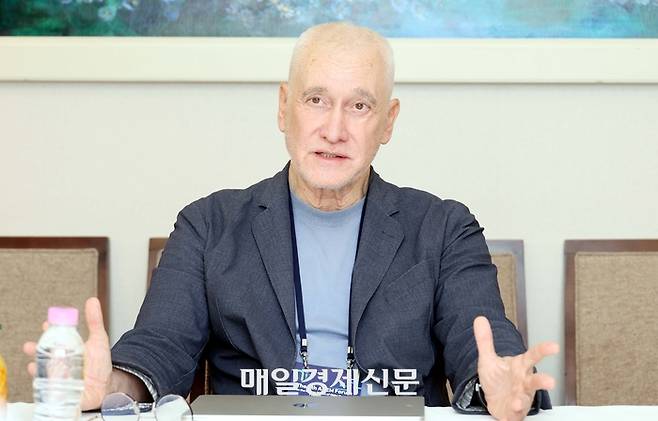 서울 프레지던트 호텔에서 매일경제신문과 인터뷰 중인 세계적인 노인 인권 전문가 즈베즈단 피르토셰크 박사.  [김재훈 기자]