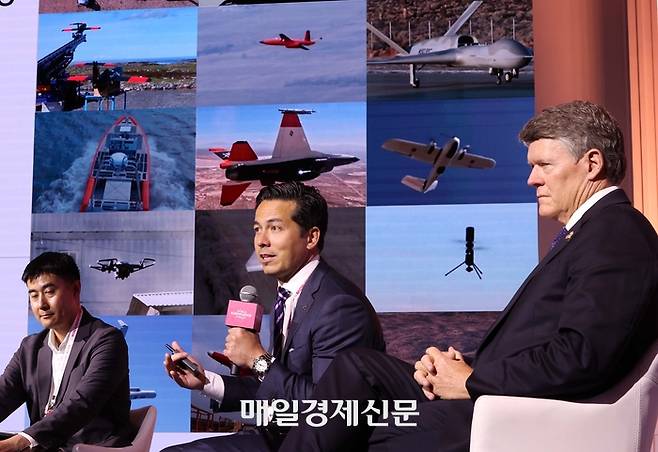 브랜던 쳉 실드AI 공동창업자 겸 사장(가운데)이 9일 서울 신라호텔에서 열린 제27회 세계지식포럼 세션에서 AI가 가져 올 방산 산업의 변화에 대해 설명하고 있다. [김호영 기자]
