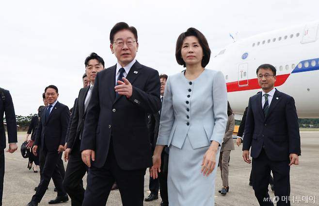 (성남=뉴스1) 이재명 기자 = 프랑스 국빈 방문 일정을 마치고 귀국한 이재명 대통령과 김혜경 여사가 10일 성남 서울공항에 도착한 공군 1호기에서 내려 이동하고 있다. 2026.9.10/뉴스1  Copyright (C) 뉴스1. All rights reserved. 무단 전재 및 재배포,  AI학습 이용 금지. /사진=(성남=뉴스1) 이재명 기자