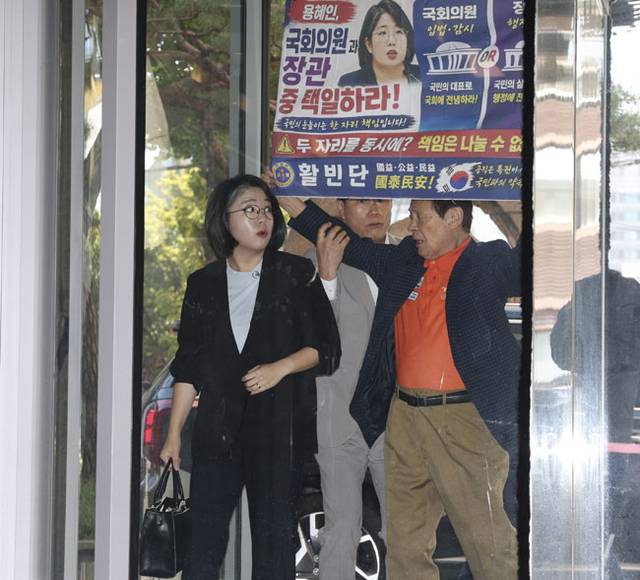“국회의원·장관 택일하라” 시민 항의  : 용혜인 성평등가족부 장관 후보자가 11일 오전 서울 서대문구 한국청소년활동진흥원에 마련된 인사청문회 준비단 사무실에 출근하다 한 시민이 선전물을 들고 시위를 벌이자 깜짝 놀라고 있다.  백동현 기자