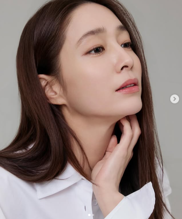 이민정의 복귀작인 KBS Drama, GTV 12부작 드라마 '그래, 이혼하자'가 지난 10일 방송된 8회 기준 최고 시청률은 0.4%(닐슨코리아 전국 유료가구)에 그치며 0%대 늪에 갇혔다./이민정 소셜미디어