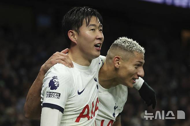 [런던=AP/뉴시스] 잉글랜드 프로축구 프리미어리그(EPL) 토트넘 홋스퍼 시절 함께 뛰었던 손흥민과 히샤를리송. 2023.12.31.