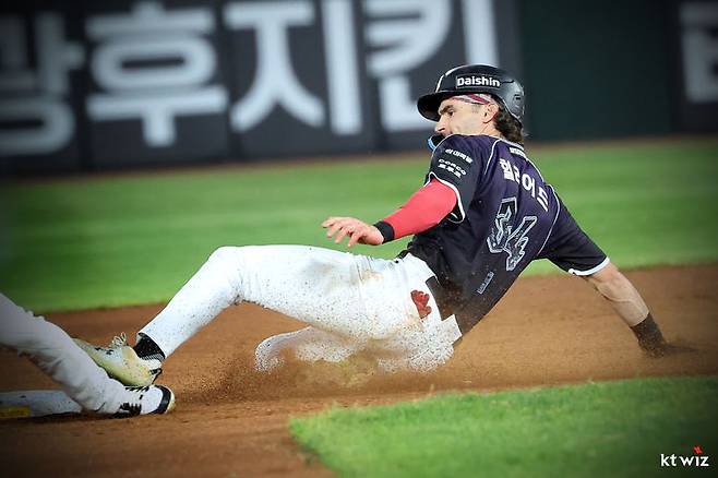 [서울 =뉴시스] 프로야구 KT 위즈 샘 힐리어드가 10일 부산 사직구장에서 열린 2026 신한 쏠 KBO리그 롯데 자이언츠와의 경기에서 안타를 친 뒤 2루로 슬라이딩하고 있다. (사진=KT 위즈 제공) 2026.09.10.