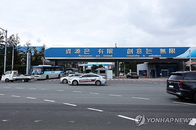 차량 오가는 포항제철소 정문 (포항=연합뉴스) 손대성 기자 = 한국노총 금속노련 포스코노동조합이 9일 오전 7시부터 48시간 부분 파업에 들어간 가운데 포스코 포항제철소 앞으로 많은 차가 다니고 있다. 2026.9.9 sds123@yna.co.kr