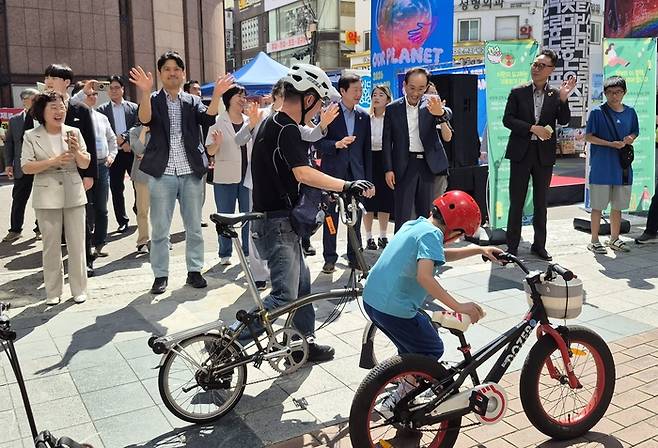 12일 대구 중구 동성로28아트스퀘어에서 열린 2026 지구를 위한 기후행동에서 행사 관계자들이 자전거 대행진에 나서는 참가자들을 배웅하고 있다. 조윤화 기자