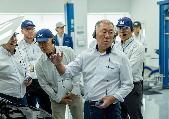 정의선 회장이 현대차 브라질공장 임직원들과 차량 품평을 진행하고 있다.(사진=현대차)