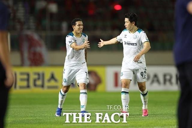 역습 축구로 반등을 노리는 안산 선수들./K리그