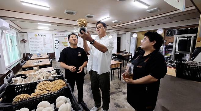 이색 버섯 샤부샤부 ‘동네한바퀴’&nbsp;
