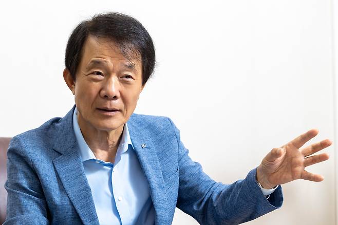 김종훈 회장은 각계 인사와 힘을 합쳐 '2100년 합계출산율 2.1명 회복, 인구 3000만명 사수'라는 인구 비전을 내놨다. 그는 "초저출산이지만 일부러 도전적인 목표치를 제시할 필요도 있다. 그래야 방향성이 명확해진다"고 했다. /이신영 영상미디어 기자