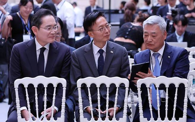 이재용 삼성전자 회장(왼쪽부터), 김용선 지식재산처장, 김회천 한국수력원자력 사장이 지난 8일(현지시간) 프랑스 파리 엘리제궁에서 이재명 대통령과 에마뉘엘 마크롱 프랑스 대통령이 임석한 가운데 열린 한-프랑스 협약식에 참석해 있다. ⓒ연합뉴스