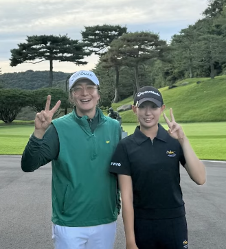 연예계 은둔형 스타로 자리 잡은 배용준이 지구촌 곳곳에서 동에 번쩍 서에 번쩍 목격되며 대중의 허를 찔렀다.사진=김서아 SNS