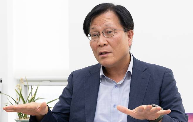 김장호 예술경영지원센터 대표가 10일 서울 종로구 홍익대학교 대학로 아트센터에서 헤럴드경제와 인터뷰를 하고 있다. [윤창빈 기자]