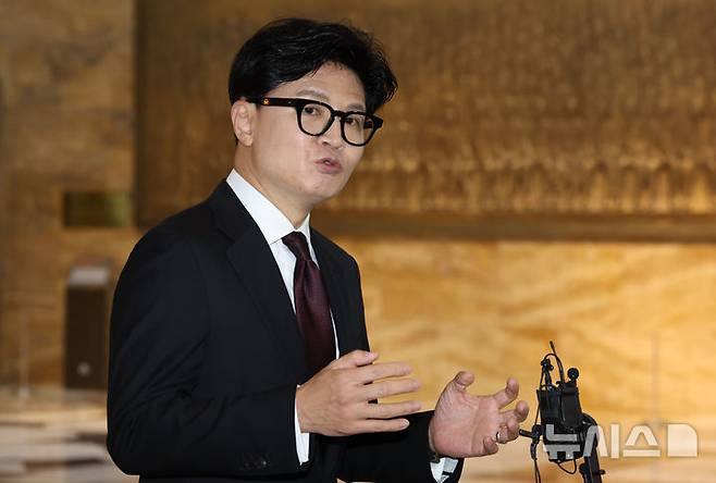 [서울=뉴시스] 경찰이 김승원 법무부장관 후보자에 대한 수사자료 유출 등 혐의로 고발된 한동훈 무소속 의원에 대한 수사에 착수한다.. 사진은 한 의원이 지난 9일 오후 서울 여의도 국회 본회의장 앞에서 김승원 법무부 장관 후보자 의혹 관련 브리핑을 하고 있는 모습.  2026.09.09. photo@newsis.com