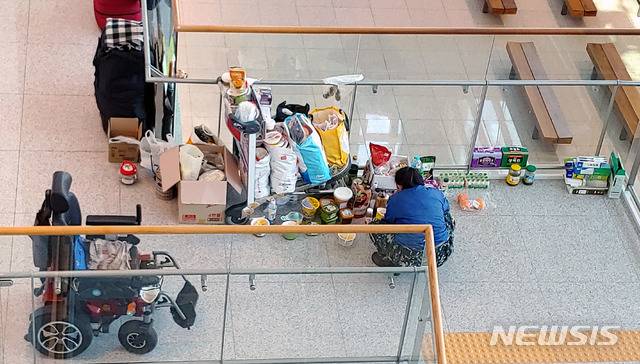 [인천공항=뉴시스]홍찬선 기자 = 지난 2020년5월 인천공항 제2여객터미널 입국장 한켠에서 60대 노숙인이 자신의 짐을 이곳으로 옮겨 사용하고 있다. 2020.05.10.mania@newsis.com